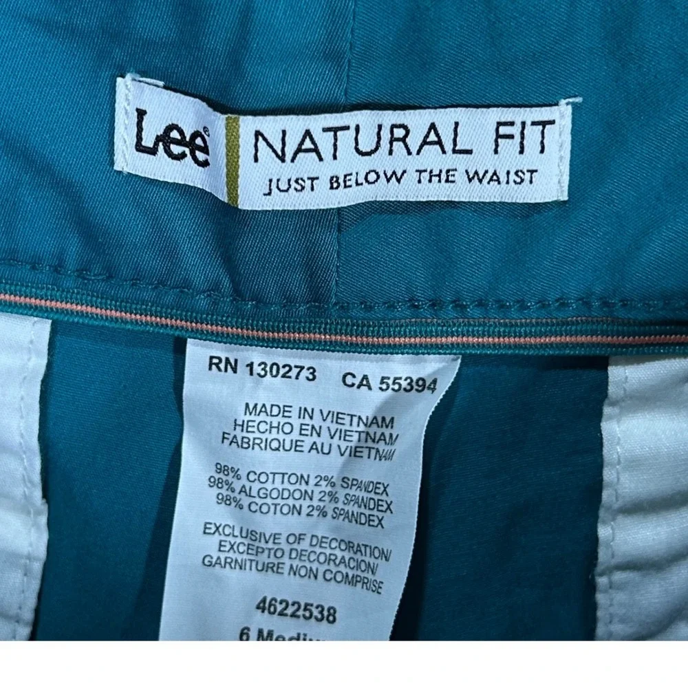 Lee‎ Natural Fit Calypso Teal Shorts Woman's Size 6 Medium NWT Instantly Slims